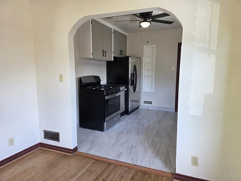 211 E Maple St — Photo 10