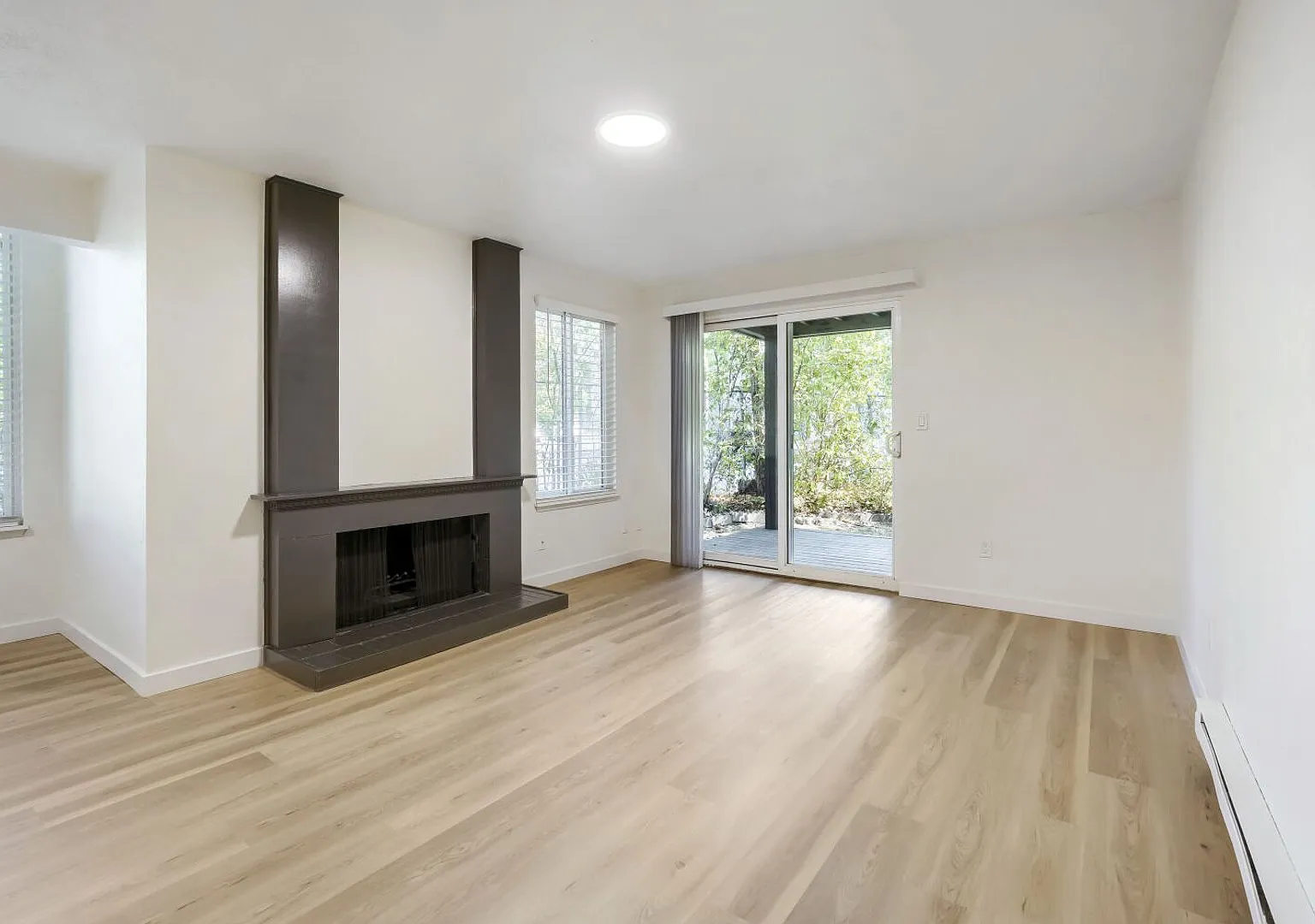 Awesome 2 Bedroom Condo Adjacent to Microsoft! — Photo 3
