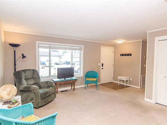 5th image of 596 Acorn Pl
