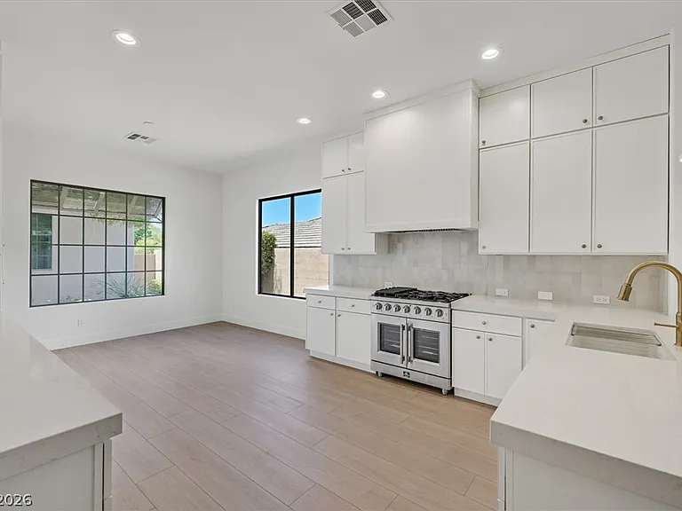 28 Stonemark Dr — Photo 2
