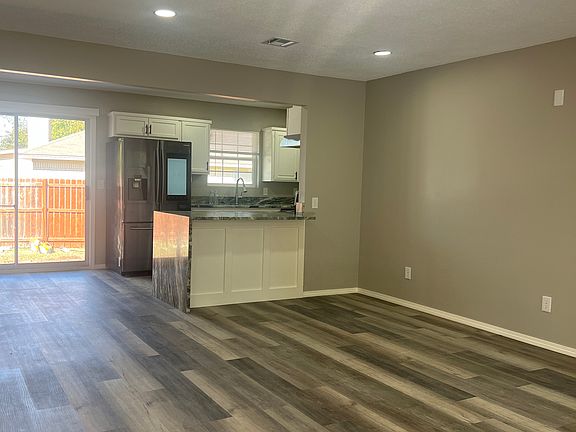 5th image of 1002 W Canton St