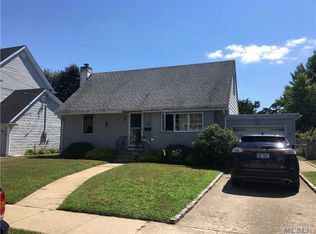 10 Harvard St, Massapequa, NY