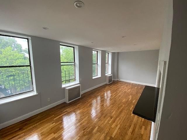1st image of 926 Bronx Park S #E2