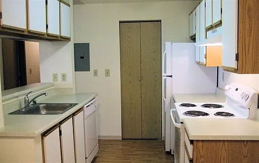 Emerald Pointe Apartments — Photo 7