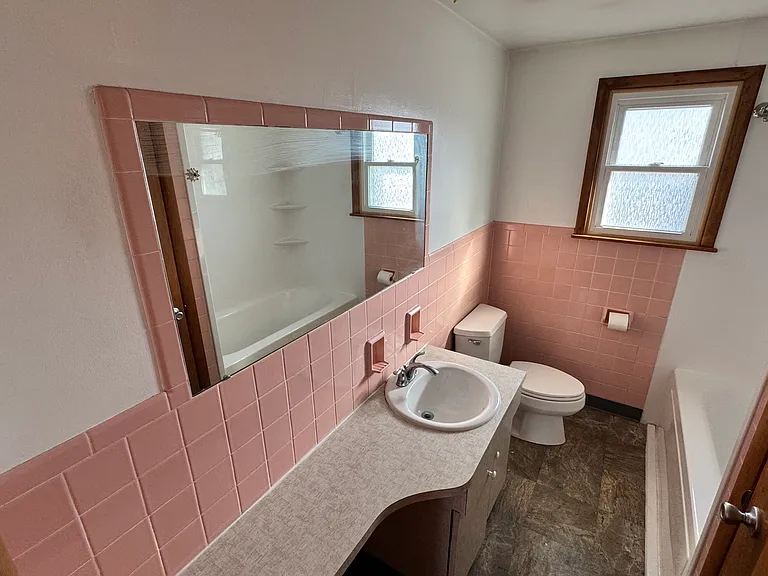 363 University Ave — Photo 12