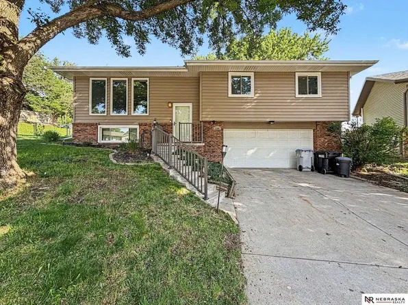 5208 Ascot Cir, Lincoln, NE 68516