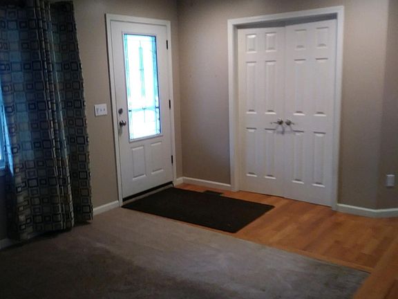 5th image of 445 Robert Ct