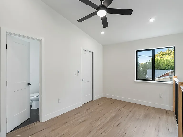 1113 Victorian Aly #1115 — Photo 15