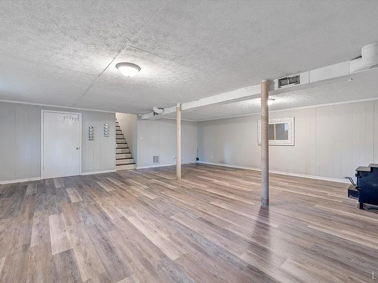 405 Oakland Cir — Photo 25