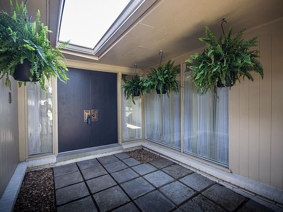 4th image of 3424 Flintridge Dr
