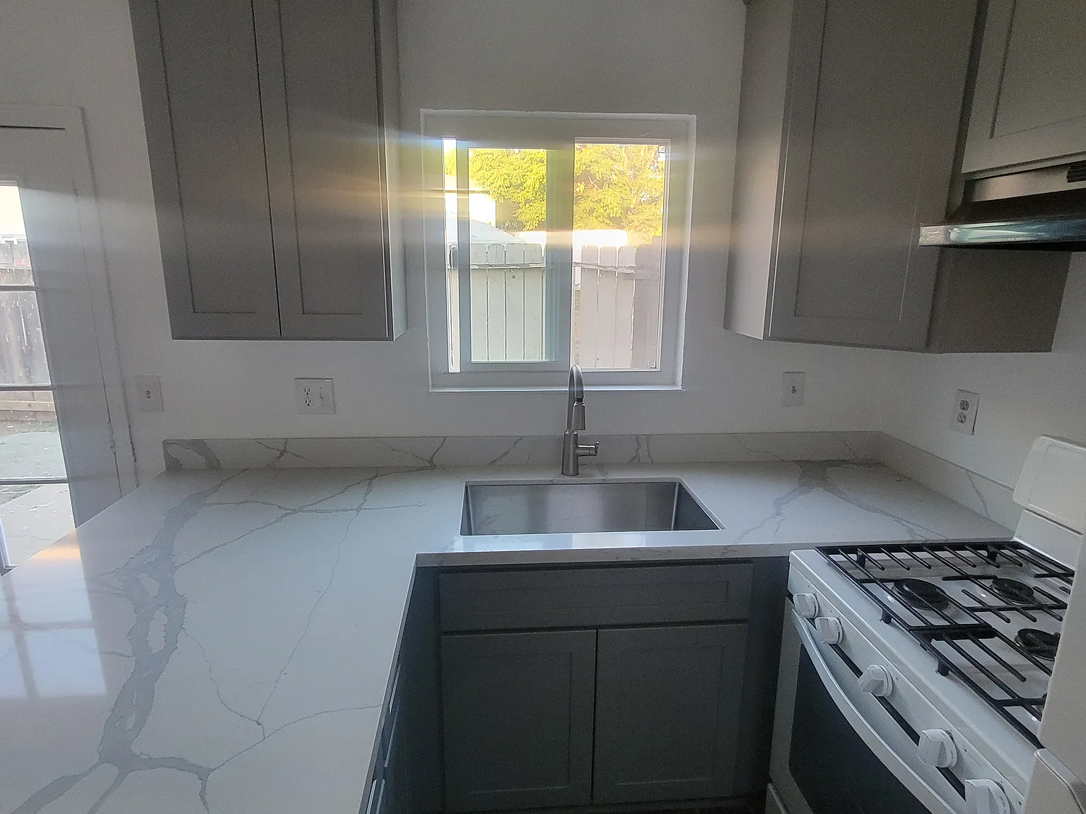 2 bed, 800 sqft, $2,700 — Photo 2