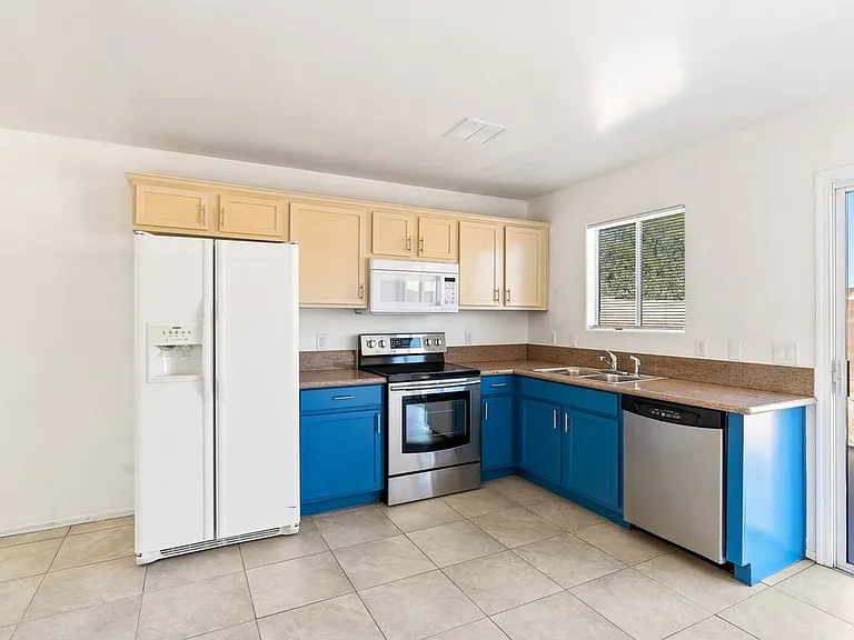 6727 S 5th Ave — Photo 8