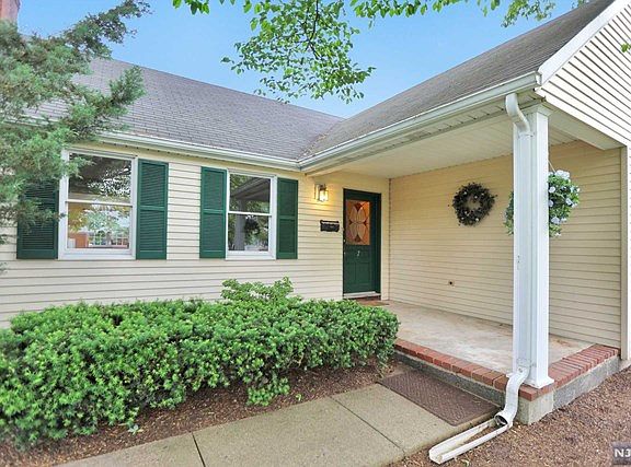 3rd image of 7 Colonial Dr