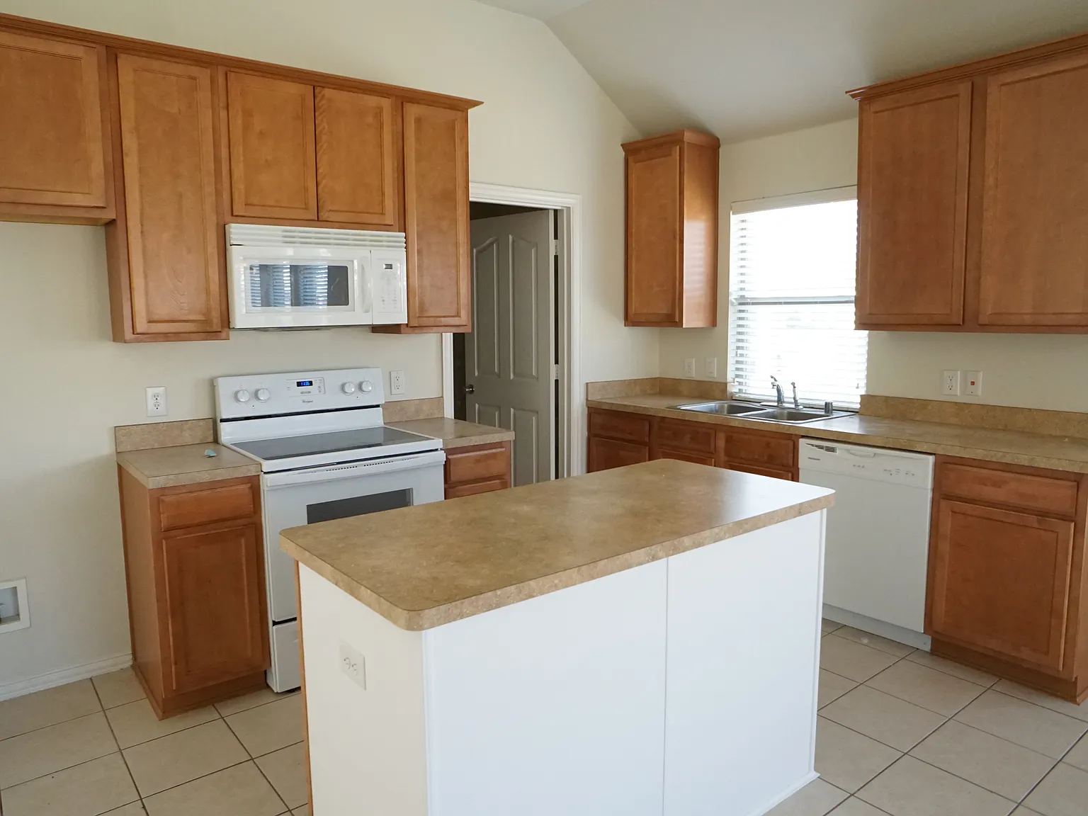 4 bed, 2044 sqft, $2,295 — Photo 4