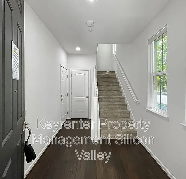 638 Cedarville Ln — Photo 2
