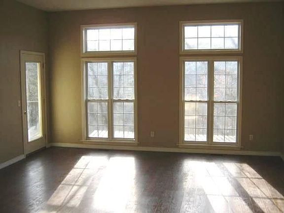 3rd image of 102 Oak Creek Cir