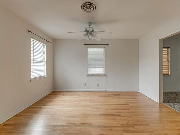 5th image of 322 W University Ave