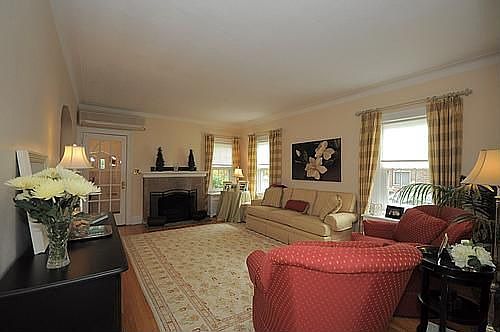3rd image of 116 New Hyde Park Rd