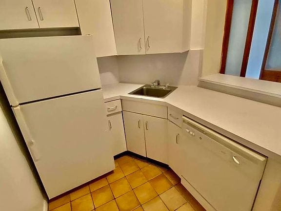 4th image of 123 E 83rd St #4D