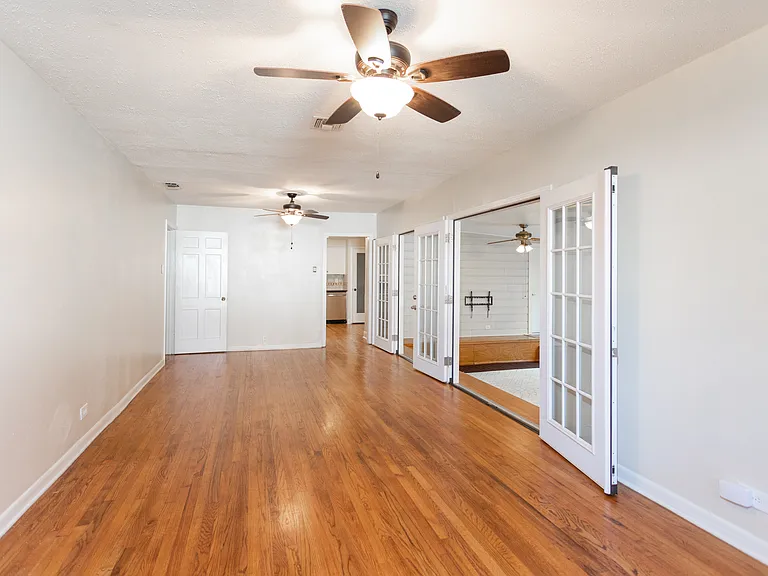 349 Irvington Dr — Photo 2