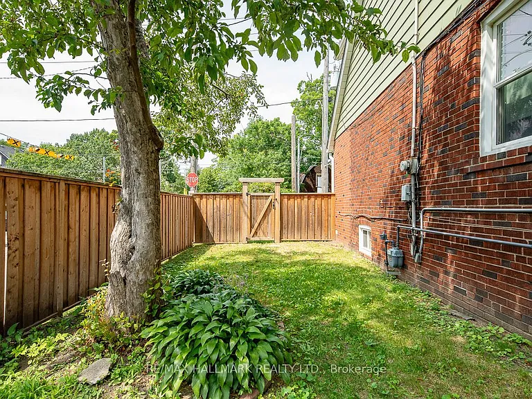 2159 Gerrard St E #UPPER — Photo 11