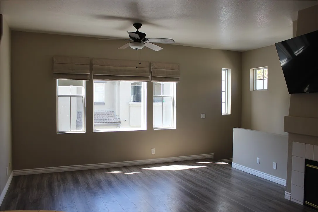 2 bed, 1.5 bath, 1089 sqft, $3,000 — Photo 2