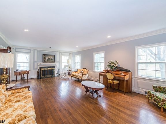 4th image of 50 Mayhew Dr