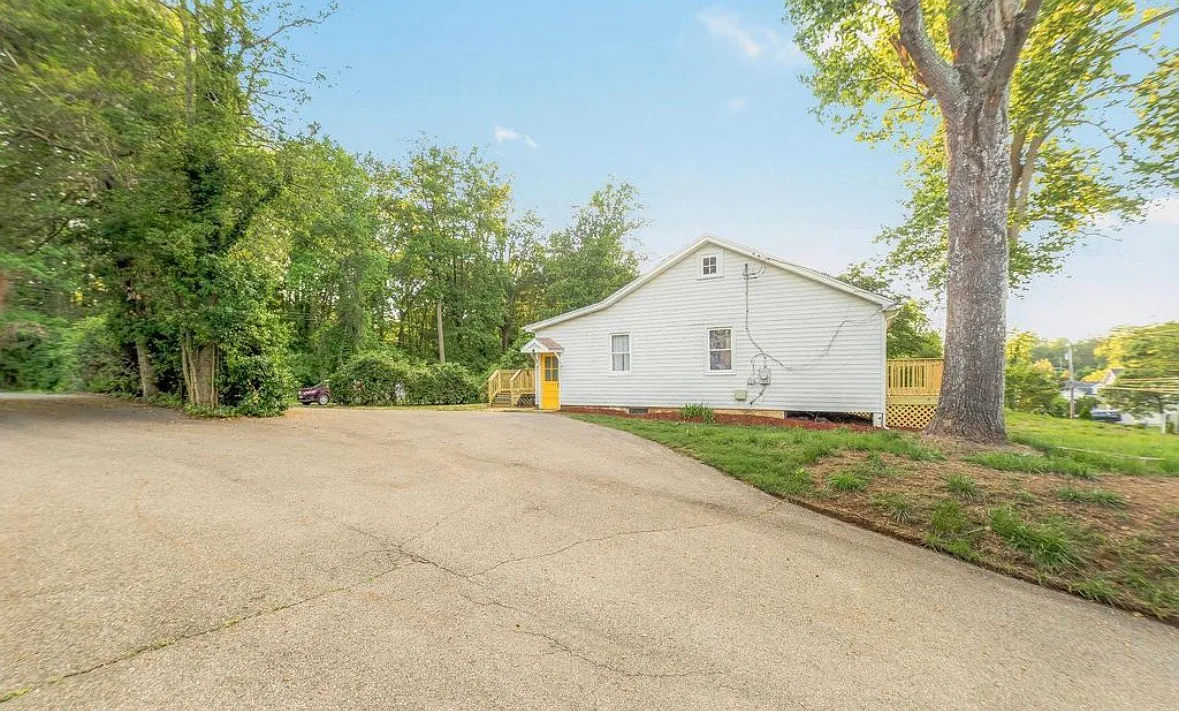 3 bed, 1300 sqft, $3,200 — Photo 3