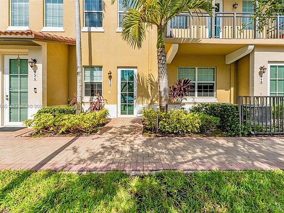 5th image of 950 SW 147th Ave #2611