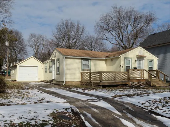 708 E Piankishaw St, Paola, KS 66071