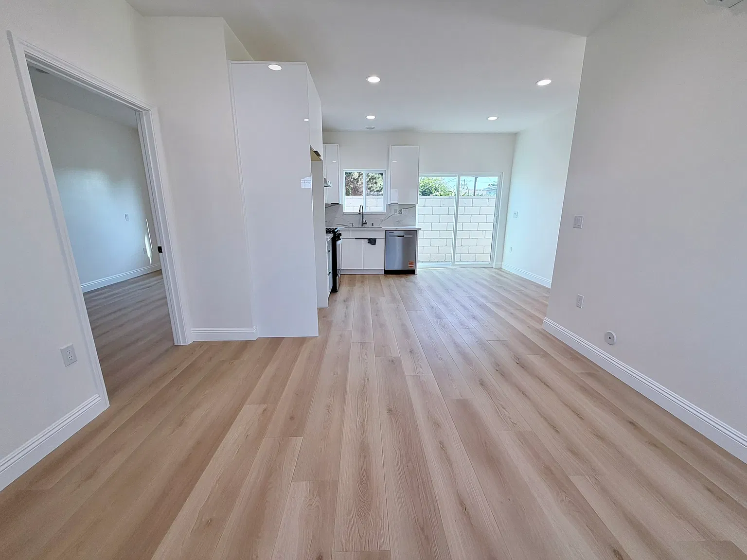 3 bed, 1000 sqft, $3,400 — Photo 2