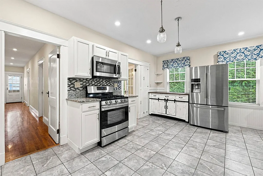 3 bed, 1.0 bath, 1500 sqft, $3,700 — Photo 1