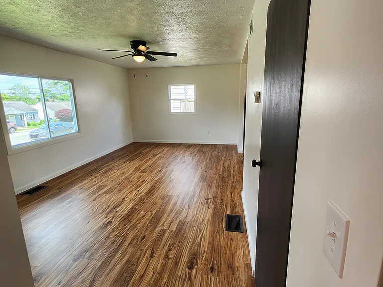 213 Victoria Dr — Photo 5