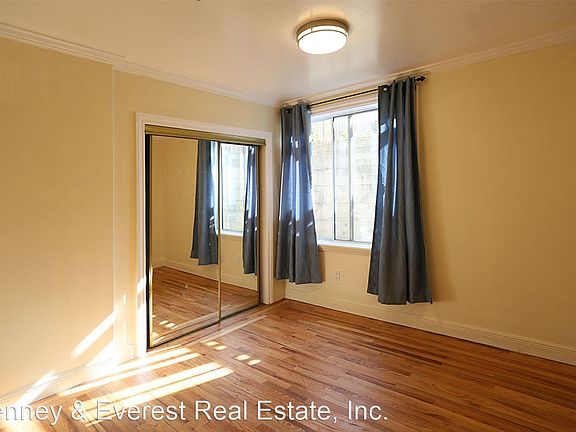3rd image of 1821A Cabrillo St