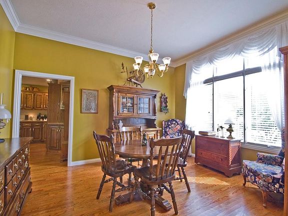 3rd image of 4681 S Parkhill Ave