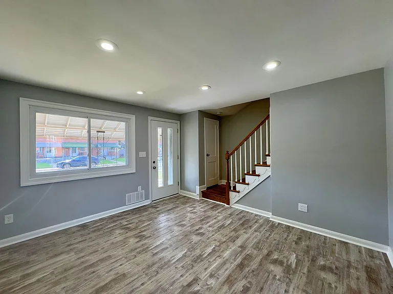 7716 Wynbrook Rd — Photo 2