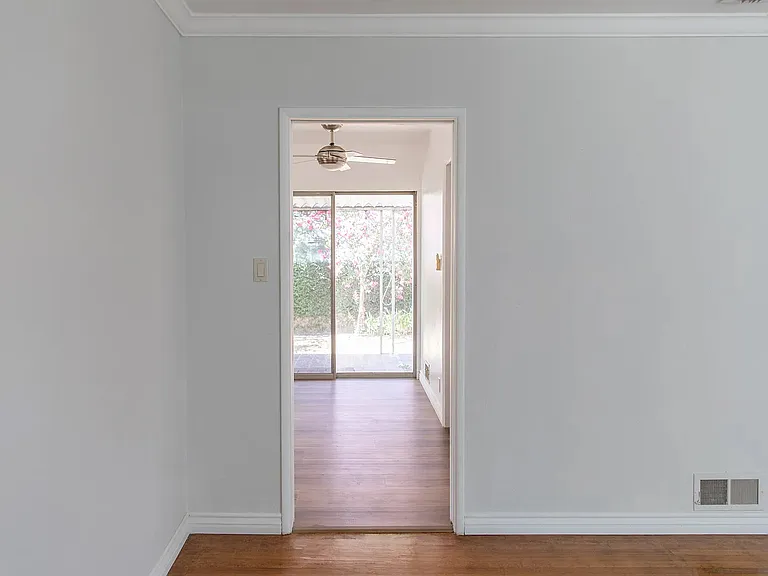 1661 Highland Oaks Dr — Photo 17