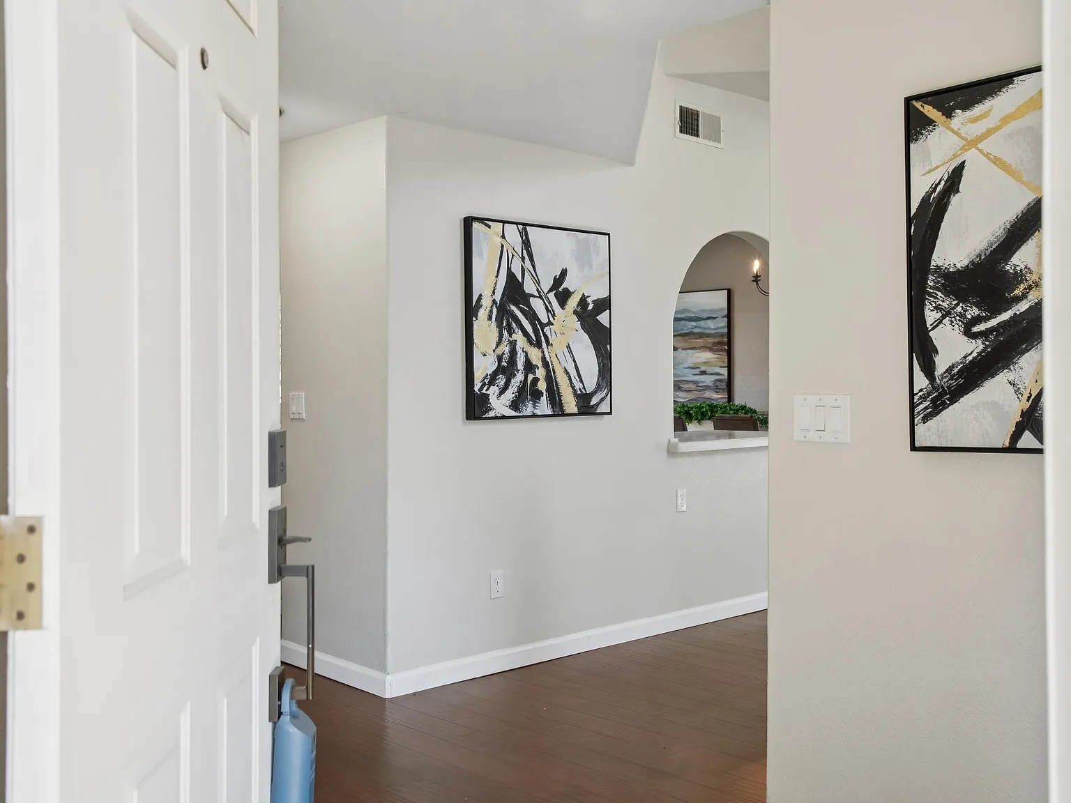4 bed, 2061 sqft, $3,300 — Photo 4