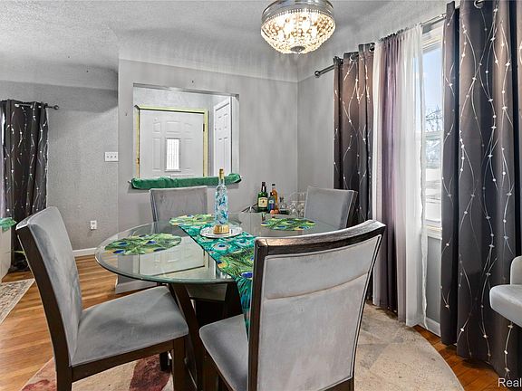 5th image of 28005 Avondale St