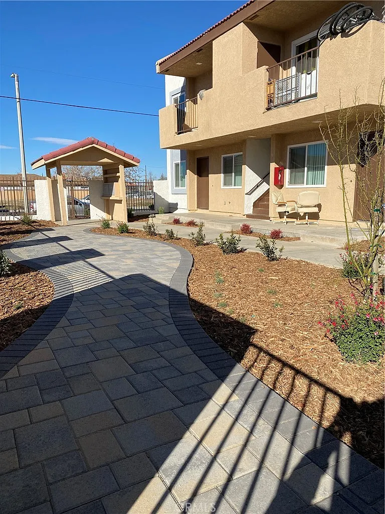 2 bed, 896 sqft, $2,000 — Photo 2