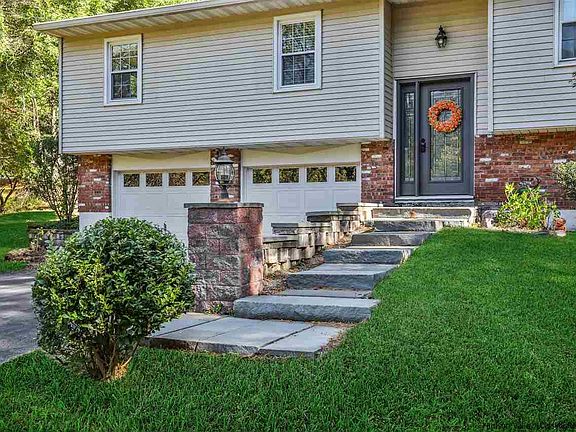 3rd image of 16 Holland Ln