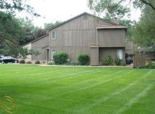 120 Woodstone Dr #1, Waterford, MI 48327