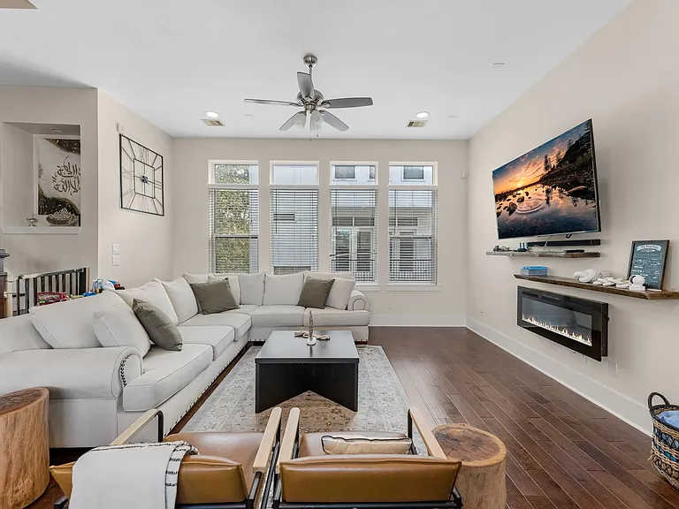 209 Burr St #D — Photo 6