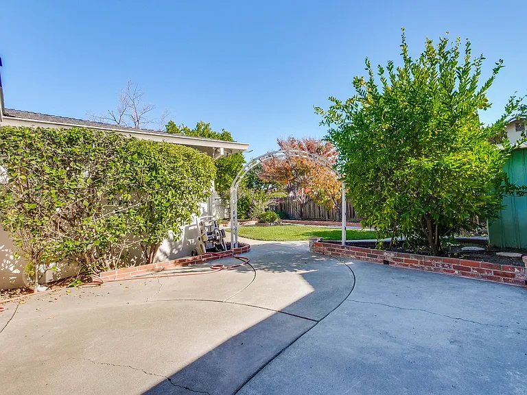 4712 Clarendon Dr — Photo 2
