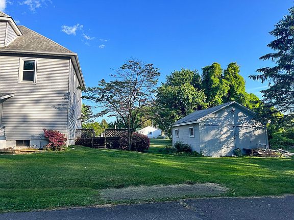 Detached one car garage 