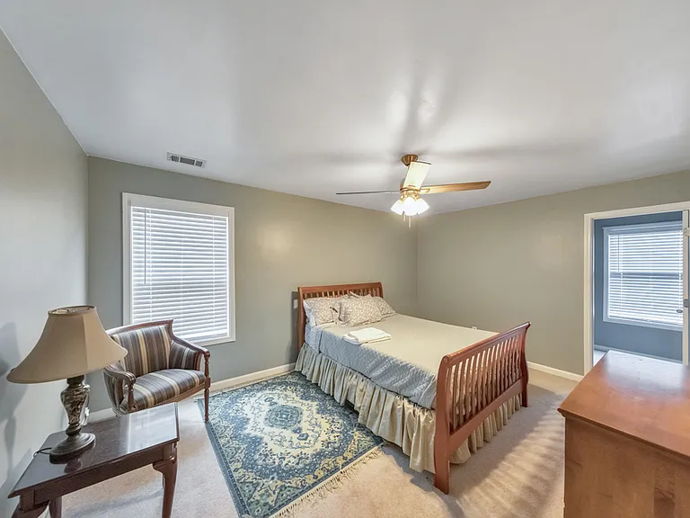 179 Holbrook Dr — Photo 6