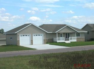 1922 Rock Ridge Ln, Saint Peter, MN 56082