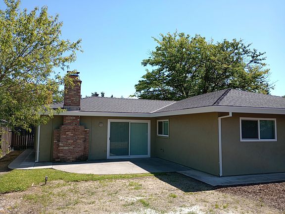 3rd image of 915 Acacia Ln