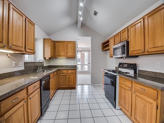 5th image of 3811 Silver Maple Dr