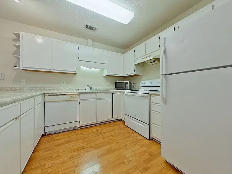 715 Lloyd St — Photo 8